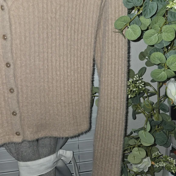 Hollister Women's Tan Sweater - Picture 4 of 5